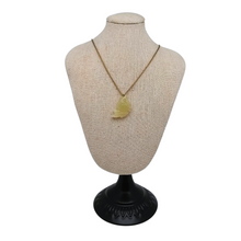 Charger l&#39;image dans la galerie, Pendentif &quot;Poisson&quot; en serpentine et sa chaîne en métal doré, années 1960-1980 Le Charme des Violettes - Brocante en ligne
