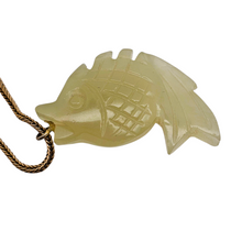 Charger l&#39;image dans la galerie, Pendentif &quot;Poisson&quot; en serpentine et sa chaîne en métal doré, années 1960-1980 Le Charme des Violettes - Brocante en ligne
