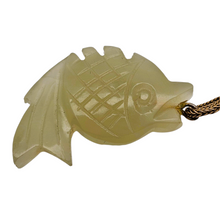 Charger l&#39;image dans la galerie, Pendentif &quot;Poisson&quot; en serpentine et sa chaîne en métal doré, années 1960-1980 Le Charme des Violettes - Brocante en ligne
