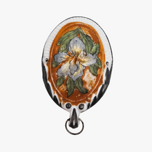 Afbeelding in Gallery-weergave laden, Pendentif Art nouveau en porcelaine, motif à l&#39;iris, années 1900
