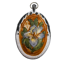 Load image into Gallery viewer, Pendentif Art nouveau en porcelaine, motif à l&#39;iris, années 1900
