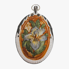 Afbeelding in Gallery-weergave laden, Pendentif Art nouveau en porcelaine, motif à l&#39;iris, années 1900
