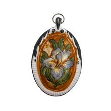 Load image into Gallery viewer, Pendentif Art nouveau en porcelaine, motif à l&#39;iris, années 1900
