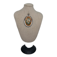 Load image into Gallery viewer, Pendentif Art nouveau en porcelaine, motif à l&#39;iris, années 1900
