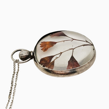 Afbeelding in Gallery-weergave laden, Pendentif porte-photo en argent et verre bombé revisité avec des fleurs séchées, début XXè Le Charme des Violettes - Brocante en ligne
