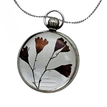 Afbeelding in Gallery-weergave laden, Pendentif porte-photo en argent et verre bombé revisité avec des fleurs séchées, début XXè Le Charme des Violettes - Brocante en ligne
