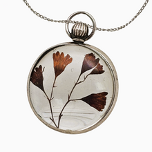 Afbeelding in Gallery-weergave laden, Pendentif porte-photo en argent et verre bombé revisité avec des fleurs séchées, début XXè Le Charme des Violettes - Brocante en ligne
