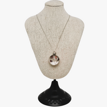 Afbeelding in Gallery-weergave laden, Pendentif porte-photo en argent et verre bombé revisité avec des fleurs séchées, début XXè Le Charme des Violettes - Brocante en ligne
