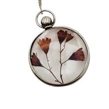 Afbeelding in Gallery-weergave laden, Pendentif porte-photo en argent et verre bombé revisité avec des fleurs séchées, début XXè Le Charme des Violettes - Brocante en ligne
