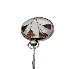 Afbeelding in Gallery-weergave laden, Pendentif porte-photo en argent et verre bombé revisité avec des fleurs séchées, début XXè Le Charme des Violettes - Brocante en ligne
