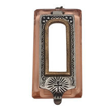 Load image into Gallery viewer, Pendentif sanctuaire de poche Art déco, Tchécoslovaquie, années 1920-1930
