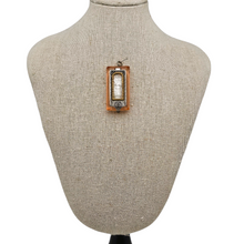Load image into Gallery viewer, Pendentif sanctuaire de poche Art déco, Tchécoslovaquie, années 1920-1930

