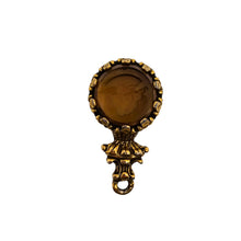 Charger l'image dans la galerie, Pendentif en verre ambré à intaille féminine – Monture en régule doré, 1è moitié du XXè siècle Le Charme des Violettes - Brocante en ligne
