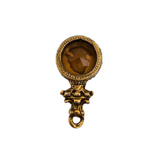 Charger l'image dans la galerie, Pendentif en verre ambré à intaille féminine – Monture en régule doré, 1è moitié du XXè siècle Le Charme des Violettes - Brocante en ligne
