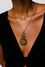 Charger l'image dans la galerie, Pendentif en verre ambré à intaille féminine – Monture en régule doré, 1è moitié du XXè siècle Le Charme des Violettes - Brocante en ligne

