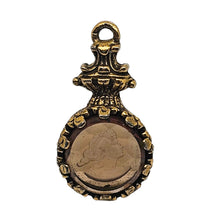 Charger l'image dans la galerie, Pendentif en verre ambré à intaille féminine – Monture en régule doré, 1è moitié du XXè siècle Le Charme des Violettes - Brocante en ligne
