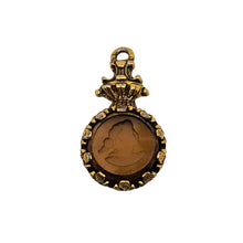 Charger l'image dans la galerie, Pendentif en verre ambré à intaille féminine – Monture en régule doré, 1è moitié du XXè siècle Le Charme des Violettes - Brocante en ligne
