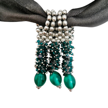 Load image into Gallery viewer, Pendentif-collier vintage en perles de verre vertes et ruban satiné, années 1970-80 Le Charme des Violettes - Brocante en ligne
