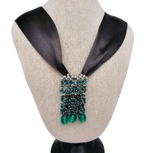 Load image into Gallery viewer, Pendentif-collier vintage en perles de verre vertes et ruban satiné, années 1970-80 Le Charme des Violettes - Brocante en ligne
