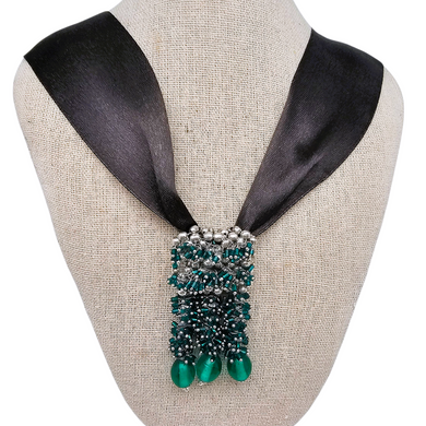 Pendentif-collier vintage en perles de verre vertes et ruban satiné, années 1970-1980 Le Charme des Violettes - Brocante en ligne