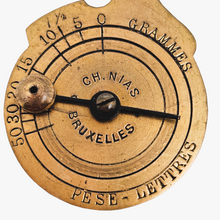 Load image into Gallery viewer, Charles Nias, Bruxelles, Pèse-lettres en laiton, années 1890-1895
