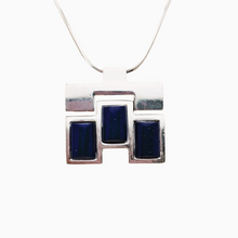 Charger l&#39;image dans la galerie, Pendentif design en argent serti de lapis lazuli et sa chaîne assortie
