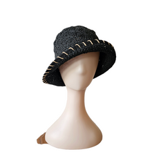 Load image into Gallery viewer, Chapeau vintage en raphia noir crocheté, années 1970
