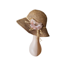 Afbeelding in Gallery-weergave laden, Chapeau vintage en jonc de mer crocheté et fleur en soie, années 1970
