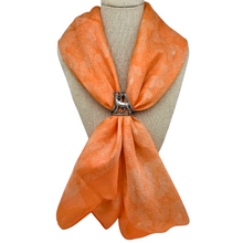 Load image into Gallery viewer, Pince à foulard vintage Saint Hubert et son cerf, années 1950-1970 Le Charme des Violettes - Brocante en ligne
