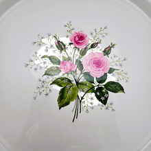 Load image into Gallery viewer, Plat à servir - plateau vintage en porcelaine aux roses, années 1970

