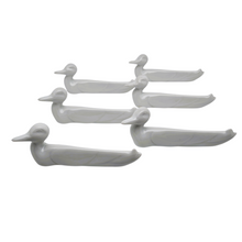 Load image into Gallery viewer, Suite de 6 porte-couteaux en porcelaine blanche – Canards stylisés, charme poétique, années 1960-1970 Le Charme des Violettes - Brocante en ligne
