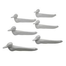 Load image into Gallery viewer, Suite de 6 porte-couteaux en porcelaine blanche – Canards stylisés, charme poétique, années 1960-1970 Le Charme des Violettes - Brocante en ligne
