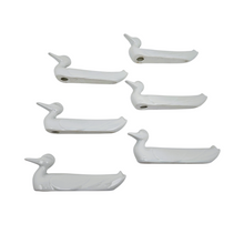 Load image into Gallery viewer, Suite de 6 porte-couteaux en porcelaine blanche – Canards stylisés, charme poétique, années 1960-1970 Le Charme des Violettes - Brocante en ligne

