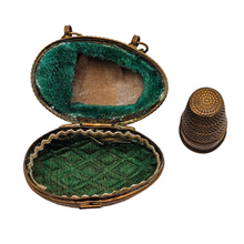 Charger l'image dans la galerie, Porte-dé à coudre victorien en forme d’œuf en laiton ciselé, nécessaire de couture,  fin XIXᵉ Le Charme des Violettes - Brocante en ligne
