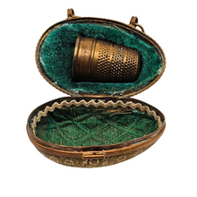 Charger l'image dans la galerie, Porte-dé à coudre victorien en forme d’œuf en laiton ciselé, nécessaire de couture,  fin XIXᵉ Le Charme des Violettes - Brocante en ligne
