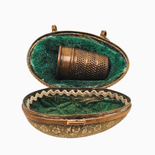 Charger l'image dans la galerie, Porte-dé à coudre victorien en forme d’œuf en laiton ciselé, nécessaire de couture, fin XIXᵉ Le Charme des Violettes - Brocante en ligne
