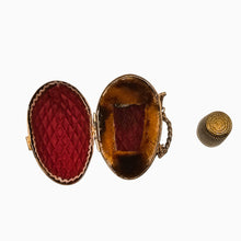 Charger l'image dans la galerie, Porte-dé à coudre en forme d'œuf – Laiton ciselé – Écrin de couture, fin XIXe siècle Le Charme des Violettes - Brocante en ligne
