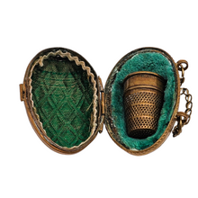 Charger l'image dans la galerie, Porte-dé à coudre victorien en forme d’œuf en laiton ciselé, nécessaire de couture,  fin XIXᵉ Le Charme des Violettes - Brocante en ligne
