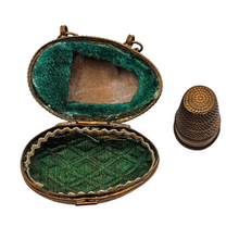 Charger l'image dans la galerie, Porte-dé à coudre victorien en forme d’œuf en laiton ciselé, nécessaire de couture,  fin XIXᵉ Le Charme des Violettes - Brocante en ligne
