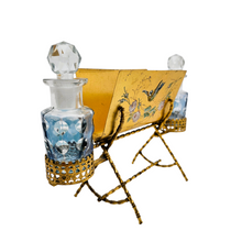 Charger l'image dans la galerie, Porte-lettres en métal doré peint à la main avec deux flacons, fin XIXè - début XXè
