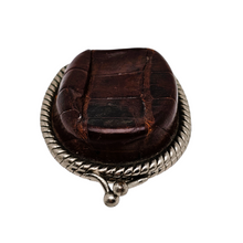 Afbeelding in Gallery-weergave laden, Petit porte-monnaie ancien en cuir façon croco et métal torsadé – miroir intérieur, fin XIXᵉ – début XXᵉ siècle Le Charme des Violettes - Brocante en ligne

