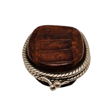 Afbeelding in Gallery-weergave laden, Petit porte-monnaie ancien en cuir façon croco et métal torsadé – miroir intérieur, fin XIXᵉ – début XXᵉ siècle Le Charme des Violettes - Brocante en ligne
