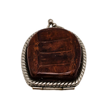 Afbeelding in Gallery-weergave laden, Petit porte-monnaie ancien en cuir façon croco et métal torsadé – miroir intérieur, fin XIXᵉ – début XXᵉ siècle Le Charme des Violettes - Brocante en ligne
