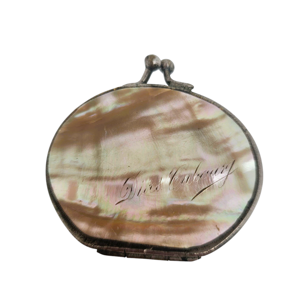 Porte-monnaie en nacre, souvenir de Dives Cabourg, fin XIXè - début XXè
