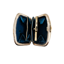 Charger l'image dans la galerie, Porte-monnaie monogrammé en nacre et métal argenté, fin XIXᵉ - début XXᵉ siècle
