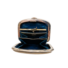 Charger l'image dans la galerie, Porte-monnaie monogrammé en nacre et métal argenté, fin XIXᵉ - début XXᵉ siècle
