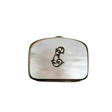 Charger l'image dans la galerie, Porte-monnaie monogrammé en nacre et métal argenté, fin XIXᵉ - début XXᵉ siècle
