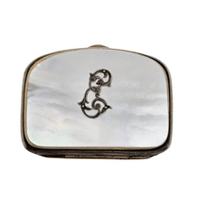 Charger l'image dans la galerie, Porte-monnaie monogrammé en nacre et métal argenté, fin XIXᵉ - début XXᵉ siècle
