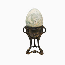 Charger l'image dans la galerie, Porte-œuf décoratif Art nouveau en régule patiné doré et œuf en albâtre vert, vers 1900 Le Charme des Violettes - Brocante en ligne
