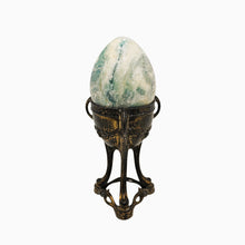 Charger l'image dans la galerie, Porte-œuf décoratif Art nouveau en régule patiné doré et œuf en albâtre vert, vers 1900 Le Charme des Violettes - Brocante en ligne
